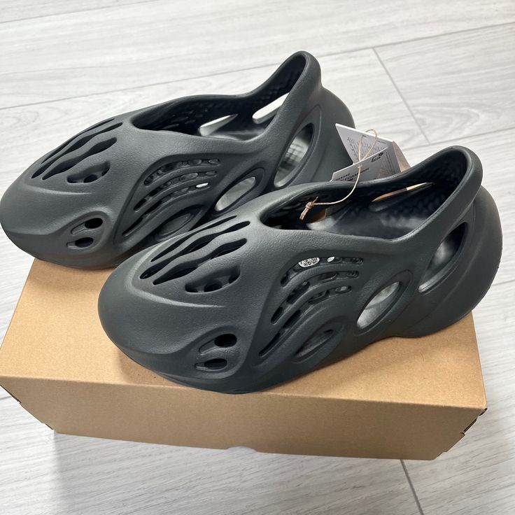 Sculpted Ventilated Foam Runner Clogs – Charcoal product view