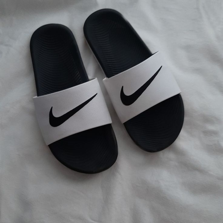 Contrast Swoosh-Style Slide Sandals – Black / White product view